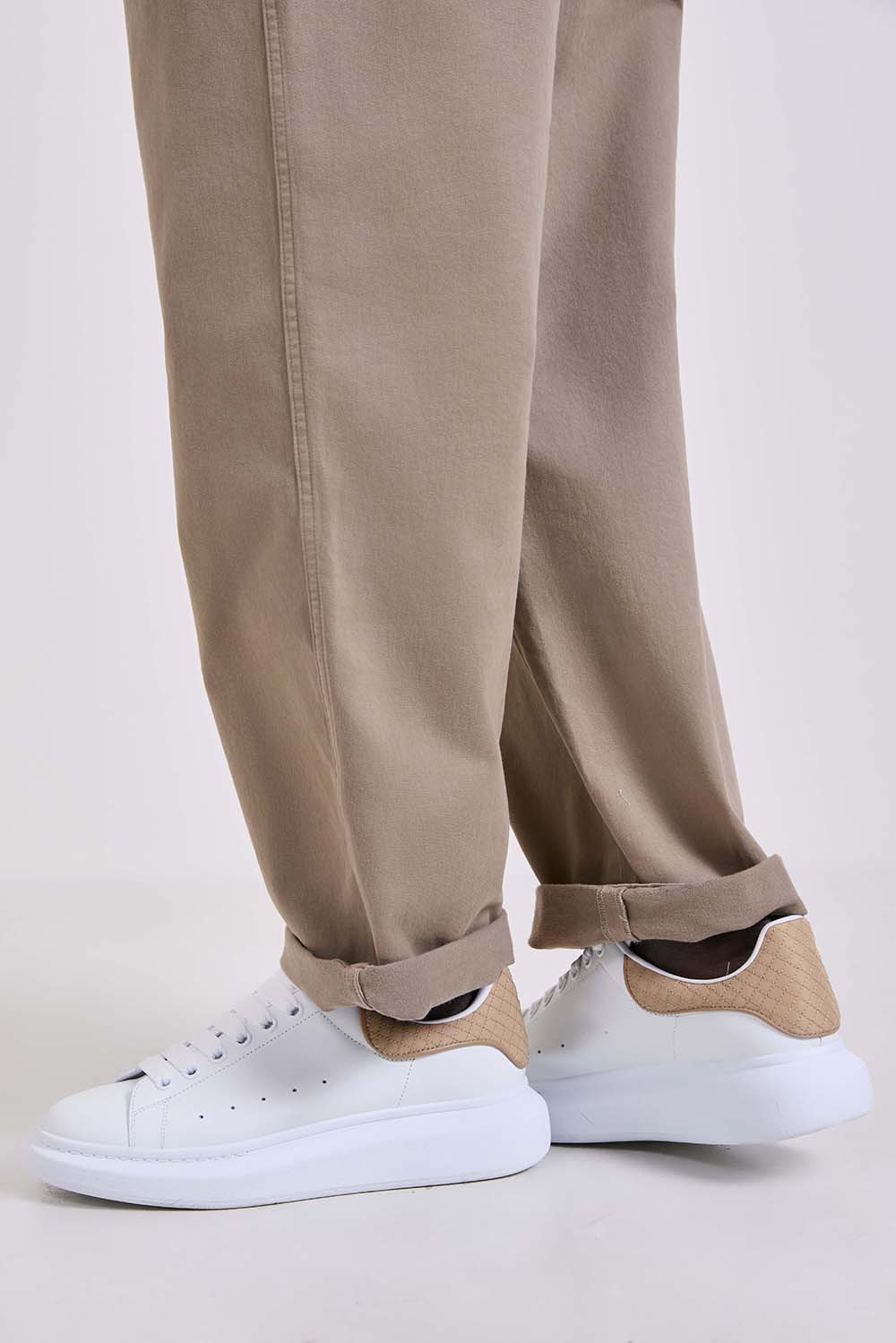 תמונת כל הלוק של נעלי סניקרס